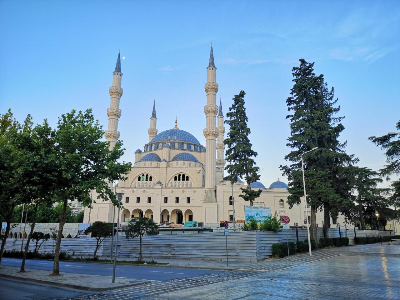 Albania Berencana Bangun